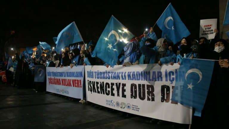kadinlar 8 martta dogu turkistan icin yurudu db71b88f9df92d30747009b2d10b7537