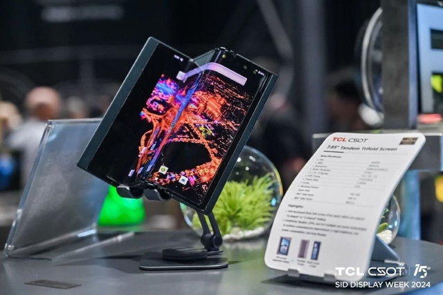bu da oldu tcl uc defa katlanabilir telefonunu tanitti 0 UVliVOfs